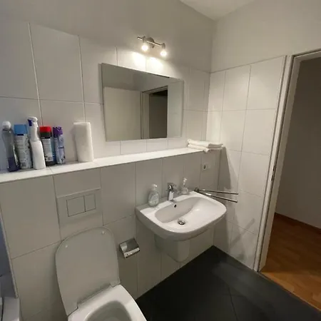 Moeblierte Zwei Zimmer Wohnung In Koeln Ost Apartment